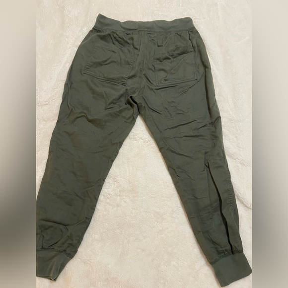 Gap cropped joggers in olive - Picture 2 of 3